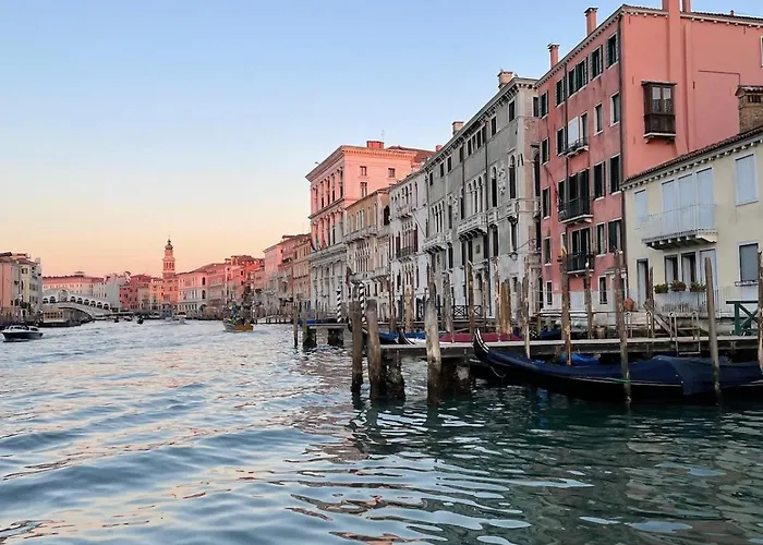 Ponte S Ana, Am Eingang Zur Biennale *