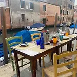 Ponte S Ana, Am Eingang Zur Biennale