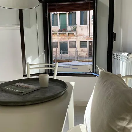 Ponte S Ana, Am Eingang Zur Biennale Apartmán Benátky