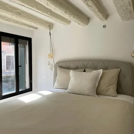 Ponte S Ana, Am Eingang Zur Biennale Apartmán *