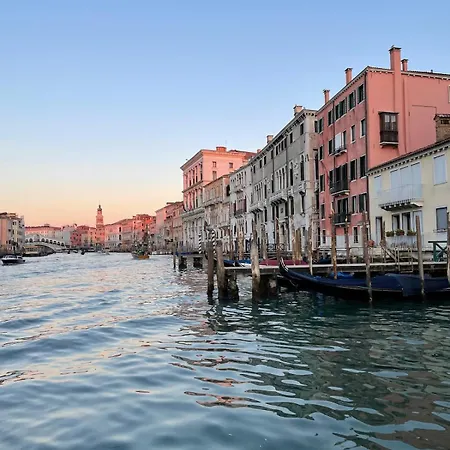 Ponte S Ana, Am Eingang Zur Biennale *