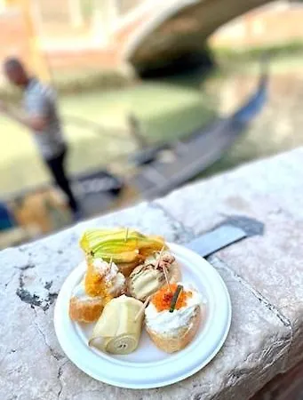 Ponte S Ana, Am Eingang Zur Biennale Apartmán *