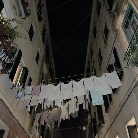 Ponte S Ana, Am Eingang Zur Biennale Apartmán *