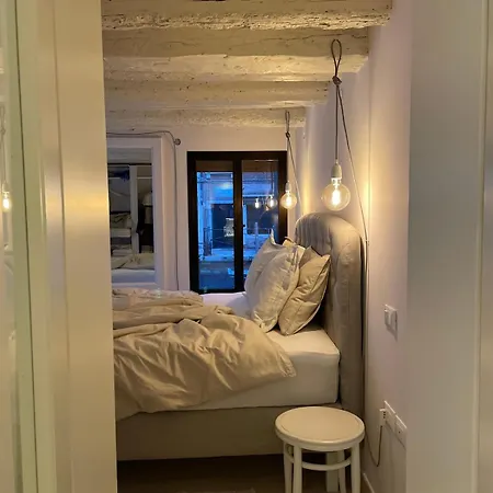 Ponte S Ana, Am Eingang Zur Biennale Apartmán *